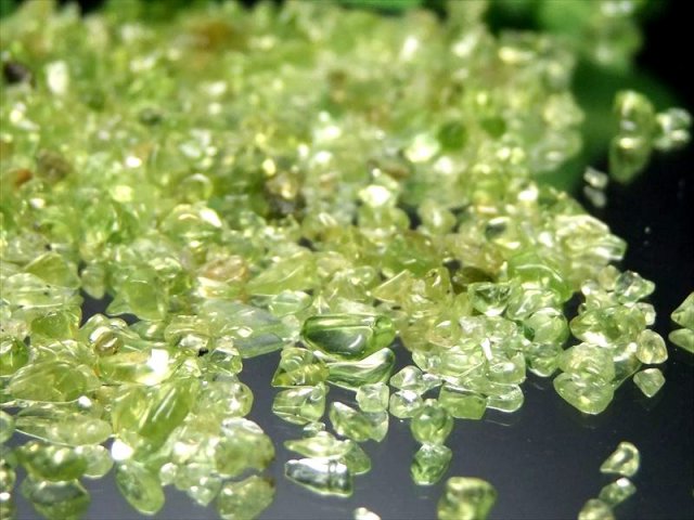 透明感抜群 希少 ペリドット さざれ かんらん石 1袋100グラム入り 約2mm-5mm 8月の誕生石 パワーストーン サザレ ミャンマー産 パワーストーン 天然石