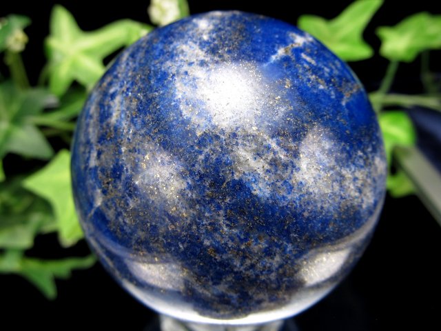 UVライトで蛍光 3A ラピスラズリ 丸玉 直径55mm 重さ260g つやつや光沢のある紺色 幸運を呼び寄せる ラピスラズリ 丸玉置物 一点もの アフガニスタン産