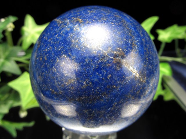 UVライトで蛍光 3A ラピスラズリ 丸玉 台座付 直径57.5mm 重さ302g つやつや光沢のある紺色 幸運を呼び寄せる ラピスラズリ 丸玉置物 一点もの