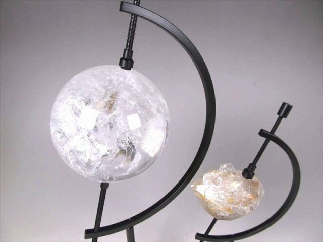 Sサイズ キャリパー型 メタルスタンド ブラックカラー 全体固定サイズ：高さ15cm 幅約7.5cm 底面台座サイズ：縦約3cm 横約4.8cm 可動範囲約0.95-7.7cm