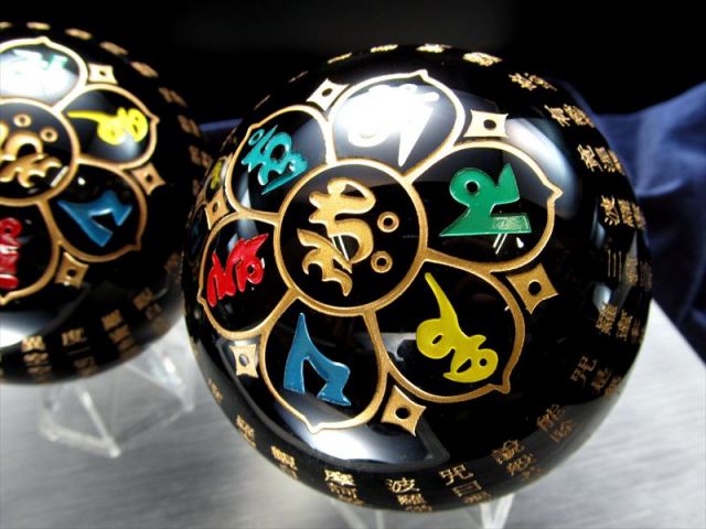中サイズ オブシディアン六字真言彫り丸玉 サイズ約75mm-80mm 重さ600g前後 黒曜石使用 梵字&般若心経彫り パワーストーン 天然石