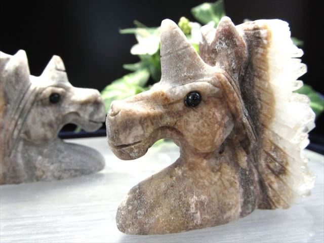 手乗りサイズ メノウ 瑪瑙 ユニコーン 彫刻置物 幅約50mm-70mm前後 重さ約40g-70g前後 一角獣 人間関係の修復 強力な邪気払い、魔除けの石