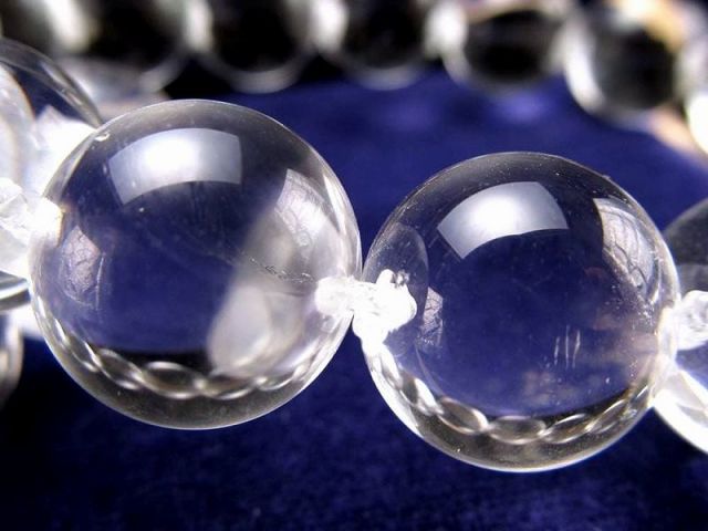 光を受けてレンズのように輝く 天然水晶 ブレスレット 約12mm-13mm×16