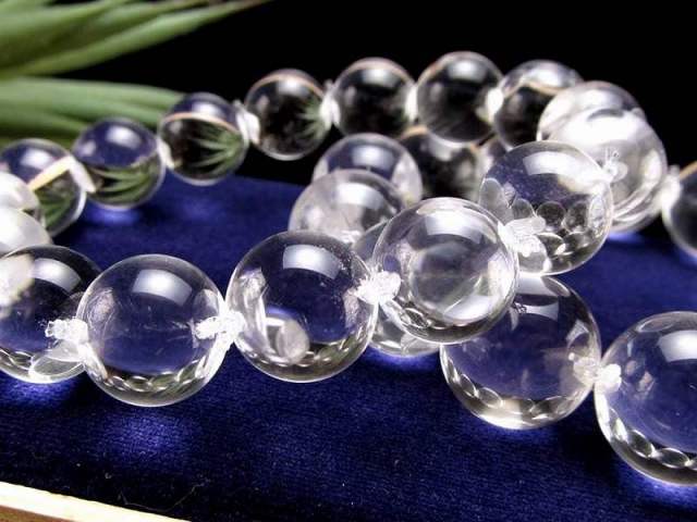 光を受けてレンズのように輝く 天然水晶 ブレスレット 約12mm-13mm×16