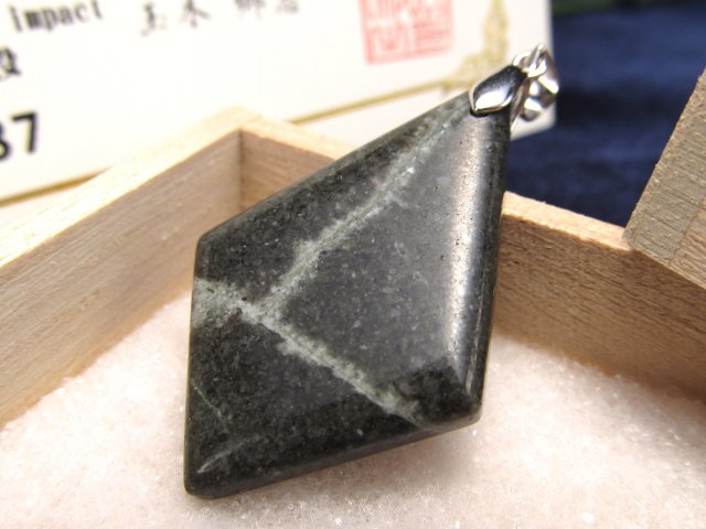 神秘の鉱石・天照石 天照石 てんしょうせき ペンダントトップ 1点物 石サイズ縦約37mm Silver925 証明書付属 個体識別番号記載 健康・浄化・開運 桐箱付属