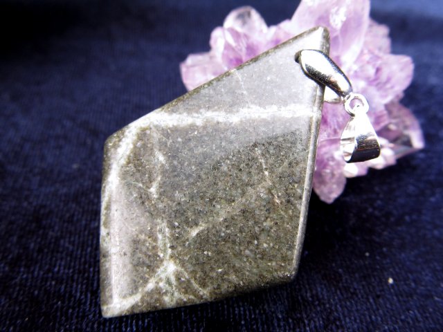 神秘の鉱石・天照石 天照石 てんしょうせき ペンダントトップ 1点物 石