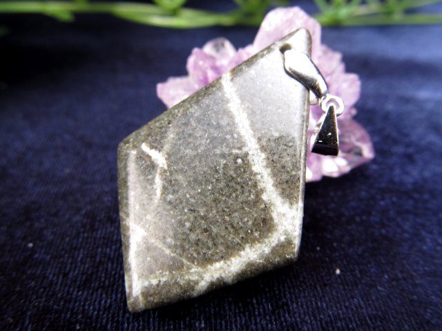 神秘の鉱石・天照石 天照石 てんしょうせき ペンダントトップ 1点物 石