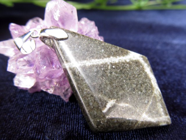 神秘の鉱石・天照石 天照石 てんしょうせき ペンダントトップ 1点物 石