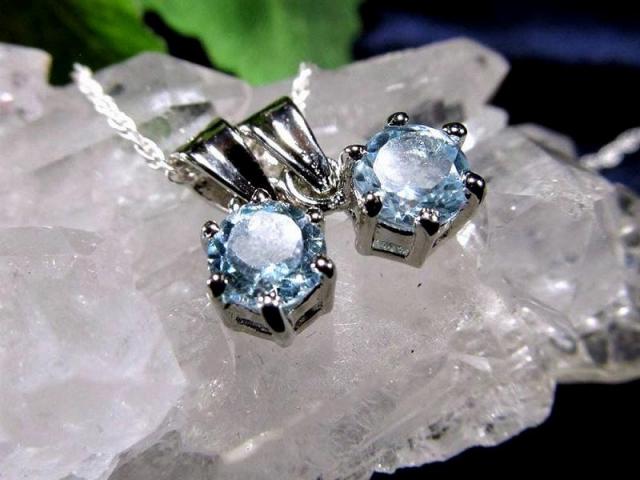 スイスブルートパーズ ペンダントトップ ラウンドカット型 石サイズ約5mm 1個売り ハイクオリティをお手頃価格で 11月の誕生石 明るい希望をもたらす石