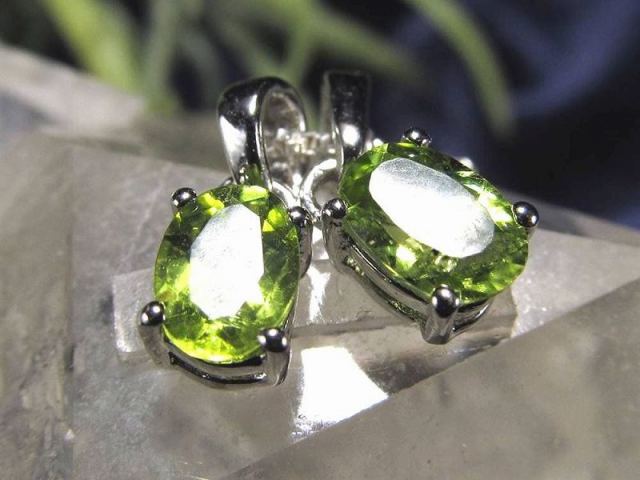 極上5A 宝石質ペリドット ペンダントトップ オーバルカット型 石サイズ約7mm×5mm 1個売り 美しいオリーブグリーン SILVER925 8月の誕生石 ミャンマー産