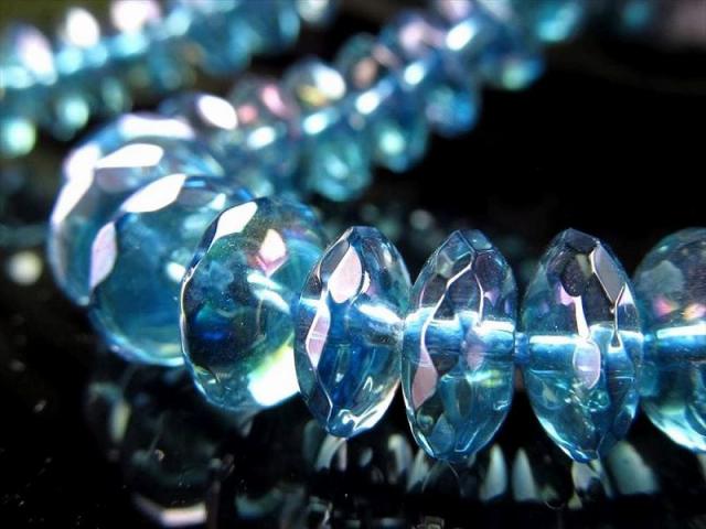 繊細カット 約8.5mm-9mm ブルーアクアオーラ 繊細ボタンカット 一連 約38-40cm 自然と科学の融合石 天然水晶使用 ロンデル ブラジル産