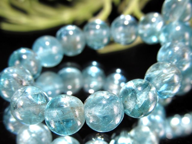 目を惹く鮮やかブルー ブルーアパタイト ブレスレット 6mm-6.5mm×33珠 艶感抜群 絆を深めてくれる石 一点物 ブラジル産