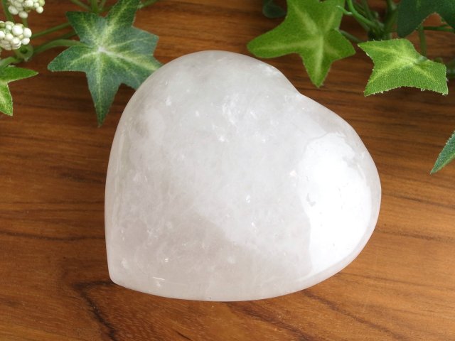 純真無垢な純白色 スノーホワイト水晶 ハート型 タンブル 最大幅75mm 重さ228g お守りにも 透明感抜群 ぷっくり厚みのあるハート ブラジル産