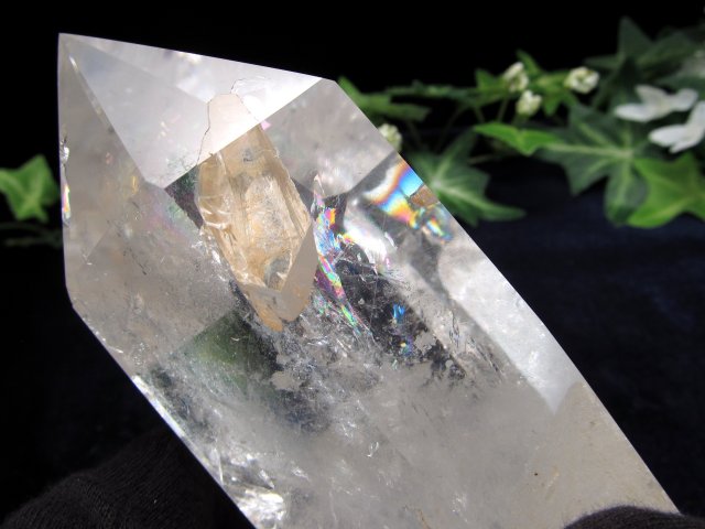 貫入水晶・虹入り 透明水晶 ポイント 専用木製台座付 高さ144mm 重さ588g 極上超透明 浄化 インテリア 一点もの ブラジル産