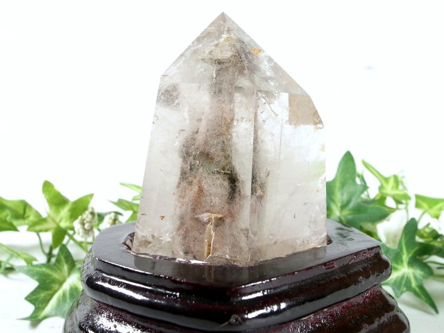 店頭展示中 5A 貫入水晶 龍神ガーデンクォーツ ポリッシュ ポイント置物 専用木製台座付き 高さ約116mm 重さ473g ダークカラー 龍神が住んでいるとされる庭園