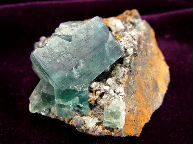 蛍光 フローライト 結晶 原石 重さ75g 最大幅約61mm 魅惑の逸品 神秘的