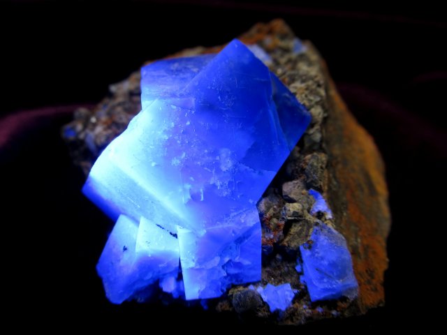 蛍光 フローライト 結晶 原石 重さ75g 最大幅約61mm 魅惑の逸品 神秘的