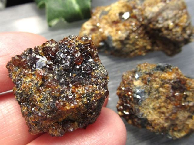 希少 国産原石 アンドラダイトガーネット・ヘマタイト共生 ラフ原石 1個売り 重さ約90g-105g 灰鉄柘榴石 赤鉄鉱 コレクターに大人気のナチュラル原石