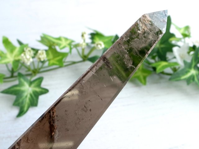 産地直送 虹入り スモーキークォーツ 煙水晶 オベリスク 置物 最大幅約131mm 重さ134g 大人気浄化アイテム 古代エジプト太陽神の象徴・偉業の象徴