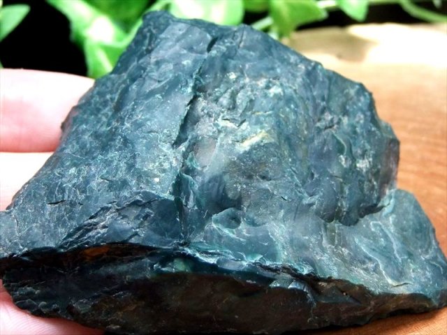 高品質 濃い緑 出雲石 碧玉 原石 深緑タイプ 117g 幅83mm 大地のパワー