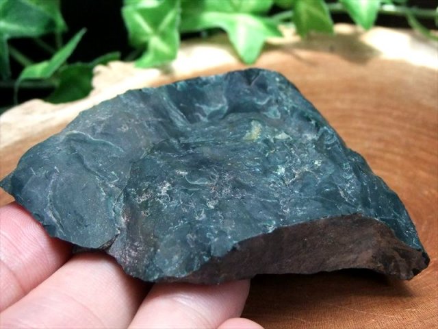 高品質 濃い緑 出雲石 碧玉 原石 深緑タイプ 117g 幅83mm 大地のパワー