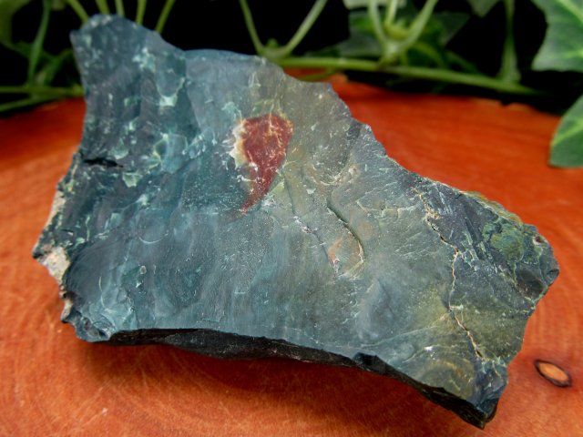 高品質 濃い緑 出雲石 碧玉 原石 深緑タイプ 86g 幅79mm 大地のパワーを感じる石 ジャスパー 碧玉 島根県 松江市 玉湯町 玉造 花仙山 産