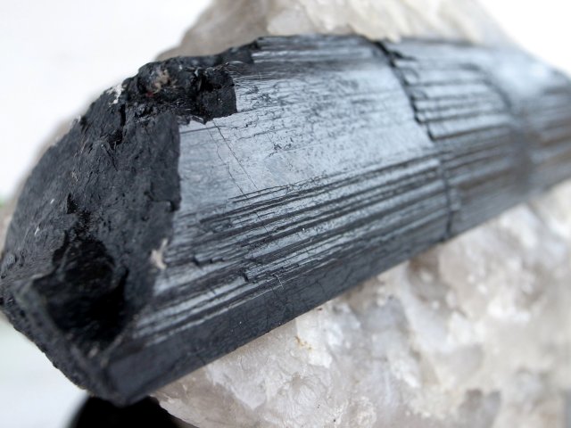 大迫力の漆黒結晶 ブラックトルマリン原石 母岩付き 専用木製台座付属 最大幅123mm 重さ1198g 心身を浄化・精神との調和 一点物 ブラジル産