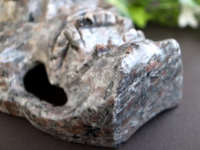 店頭展示中 ブラックライトでオレンジ色に蛍光 ユーパーライト 石仮面