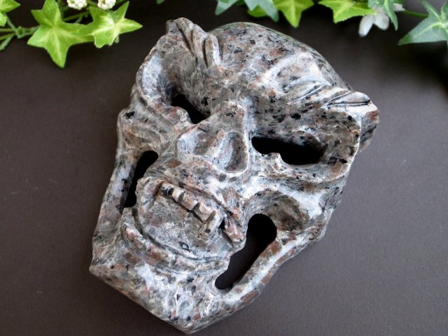 店頭展示中 ブラックライトでオレンジ色に蛍光 ユーパーライト 石仮面