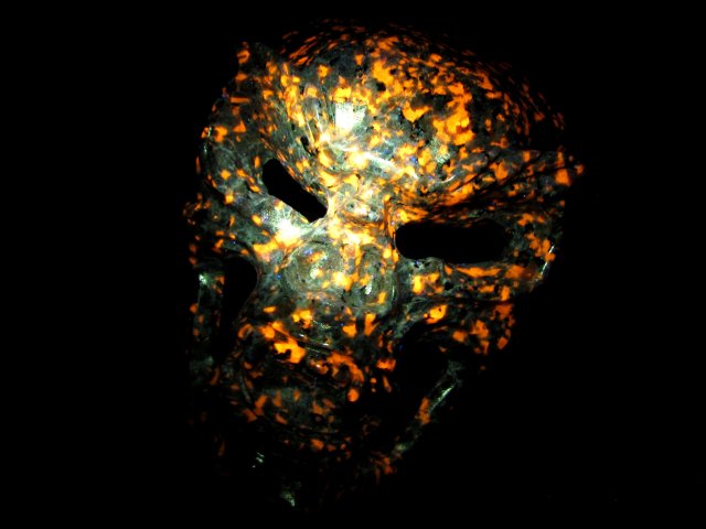 店頭展示中 ブラックライトでオレンジ色に蛍光 ユーパーライト 石仮面