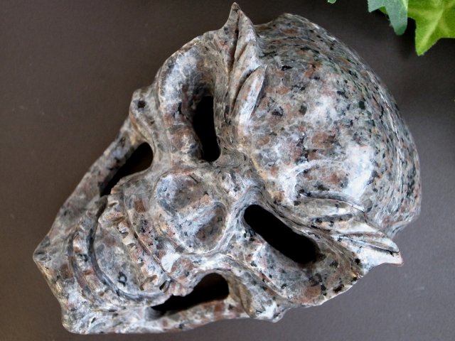 店頭展示中 ブラックライトでオレンジ色に蛍光 ユーパーライト 石仮面