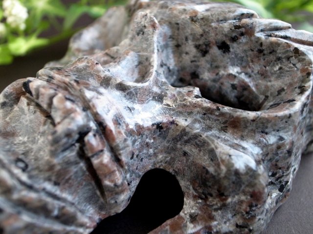 店頭展示中 ブラックライトでオレンジ色に蛍光 ユーパーライト 石仮面