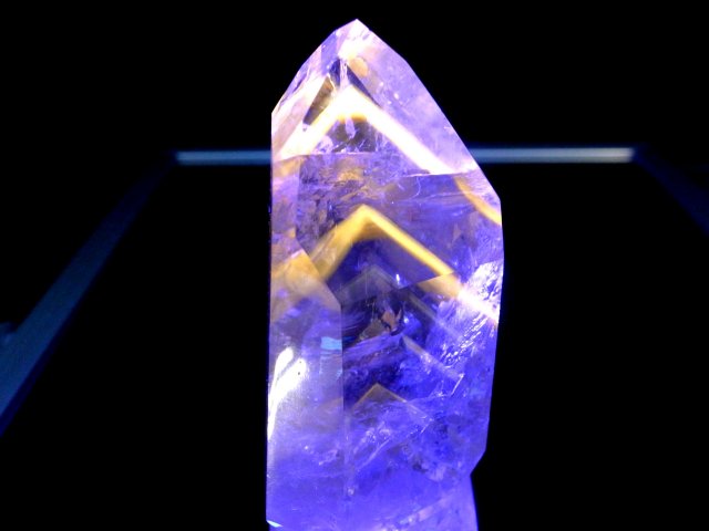 ブラックライトで蛍光 パウエライト ファントム アメジスト ポリッシュ