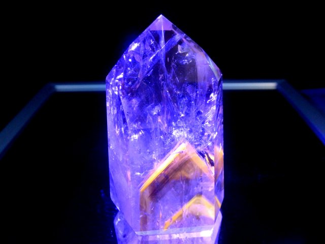 ブラックライトで蛍光 パウエライト ファントム アメジスト ポリッシュ ポイント 置物 高さ約64mm 重さ約78g ポリッシュ ファントム 紫水晶 愛の守護石