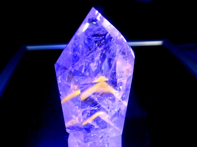 ブラックライトで蛍光 パウエライト ファントム アメジスト ポリッシュ ポイント 置物 高さ約60mm 重さ約63g 虹入り ポリッシュ ファントム 紫水晶