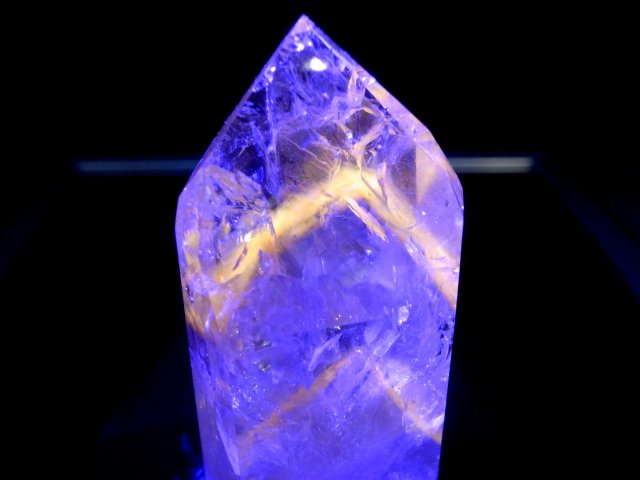 ブラックライトで蛍光 パウエライト ファントム アメジスト ポリッシュ ポイント 置物 高さ約65mm 重さ約82g 虹入り ポリッシュ ファントム 紫水晶