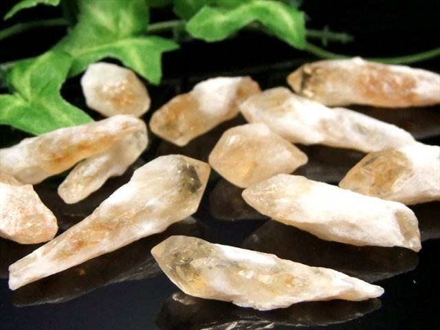 ナチュラル シトリン ダガーポイント原石詰め合わせ 重さ約200g 約20mm-40mm 大人気浄化アイテム 空間の浄化など 金運・仕事運の代名詞の石 ブラジル産