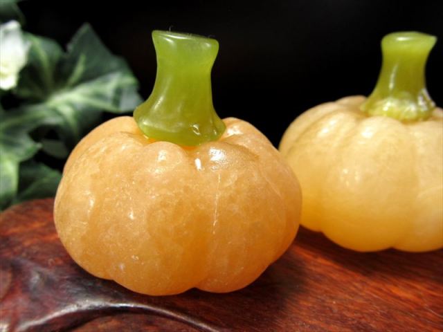 ハロウィンにぴったり オレンジカルサイト かぼちゃ型 彫刻置物 1個売り 重さ約55g前後 手彫り 豊穣・魔除けのシンボル パンプキン 季節のギフト インテリア