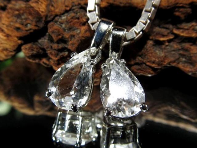 数量限定 ペタライト 葉長石 ドロップ ペンダントトップ 石サイズ縦約10mm×7mm 約5.8ct 1個売り 超透明宝石質 天使の石 ネガティブなエネルギーを浄化