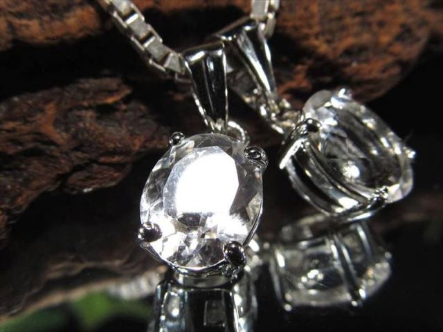 数量限定 ペタライト 葉長石 オーバル ペンダントトップ 石サイズ縦約10mm×7mm 約7.5ct 1個売り 超透明宝石質 天使の石 ネガティブなエネルギーを浄化