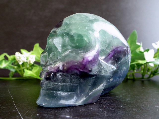 クールなスカルヘッド フローライト ドクロ彫刻置物 最大幅約80mm 重さ約418g 生命の再生を象徴するモチーフ 秀逸 一刀一石彫り 一点物