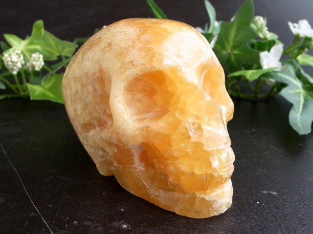 クールなスカルヘッド カルサイト ドクロ彫刻置物 最大幅約83mm 重さ約374g 生命の再生を象徴するモチーフ 秀逸 一刀一石彫り 一点物