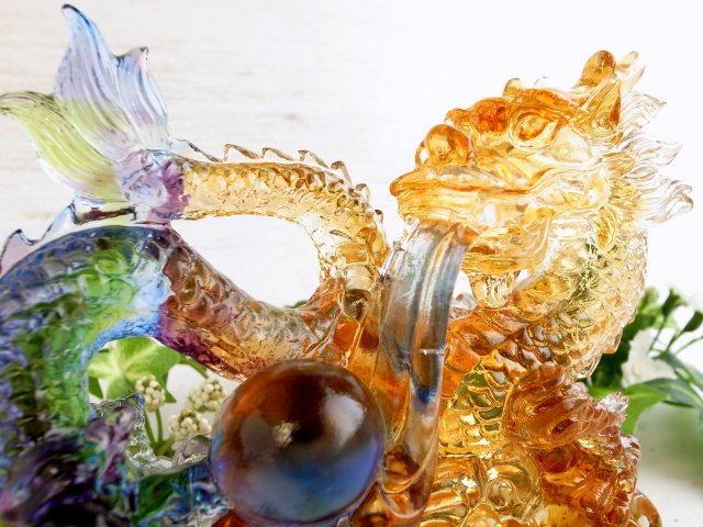 玉持ち龍神 瑠璃製 レインボーカラーの龍置物 横幅約141mm 重さ770g 大吉開運 1点物 インテリアやお部屋のアクセントに パワーストーン 天然石