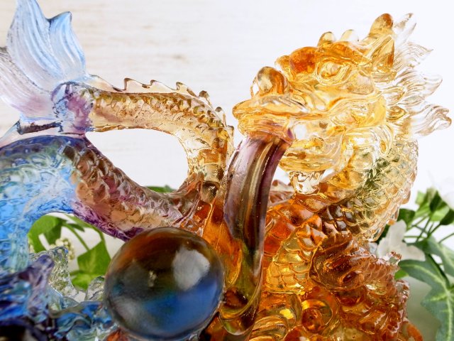 玉持ち龍神 瑠璃製 レインボーカラーの龍置物 横幅約140mm 重さ760g