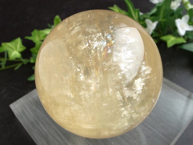 店頭展示中 5A 超透明 キラキラ ゴールデン カルサイト 丸玉 台座付 直径約75mm 重さ640g 繁栄と成功の象徴 丸玉置物 一点もの メキシコ産