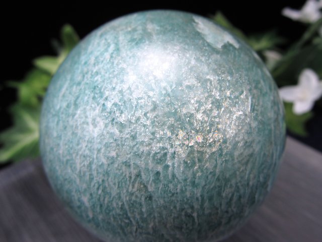 人気の霜降り & シラー アマゾナイト 丸玉置物 台座付 直径59mm 重さ283g 天河石 希望の象徴・幸運を呼ぶ石 一点物 モザンビーク産 パワーストーン 天然石