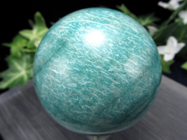 人気の霜降り & シラー アマゾナイト 丸玉置物 台座付 直径60mm 重さ295g 天河石 希望の象徴・幸運を呼ぶ石 一点物 モザンビーク産