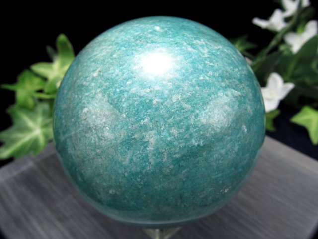 人気の霜降り & シラー アマゾナイト 丸玉置物 台座付 直径65.5mm 重さ379g 天河石 希望の象徴・幸運を呼ぶ石 一点物 モザンビーク産