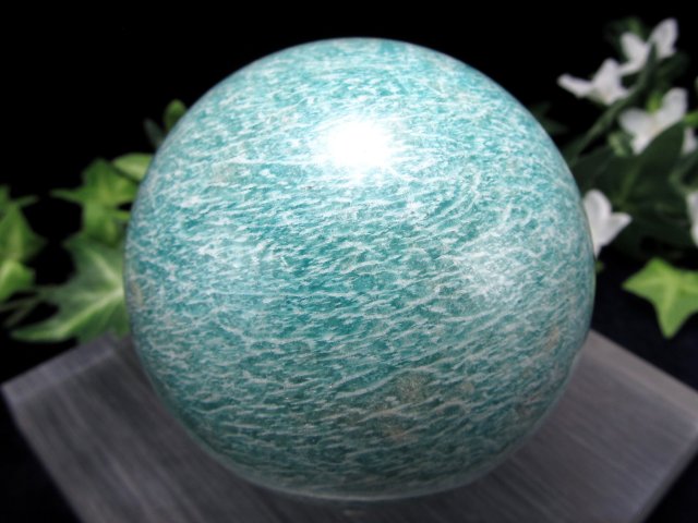 人気の霜降り & シラー アマゾナイト 丸玉置物 台座付 直径77mm 重さ597g 天河石 希望の象徴・幸運を呼ぶ石 一点物 モザンビーク産