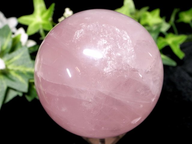ほんのりスター有り ローズクォーツ 丸玉 台座付 直径 約57mm 重さ 267g 天然石 パワーストーン 愛とやさしさの象徴 つやつやピンク 一点もの マダガスカル産